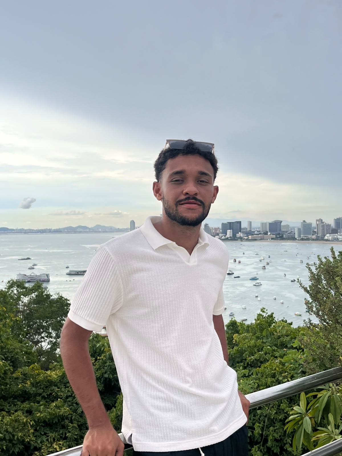 Gabriel Araújo em um mirante na Tailândia
